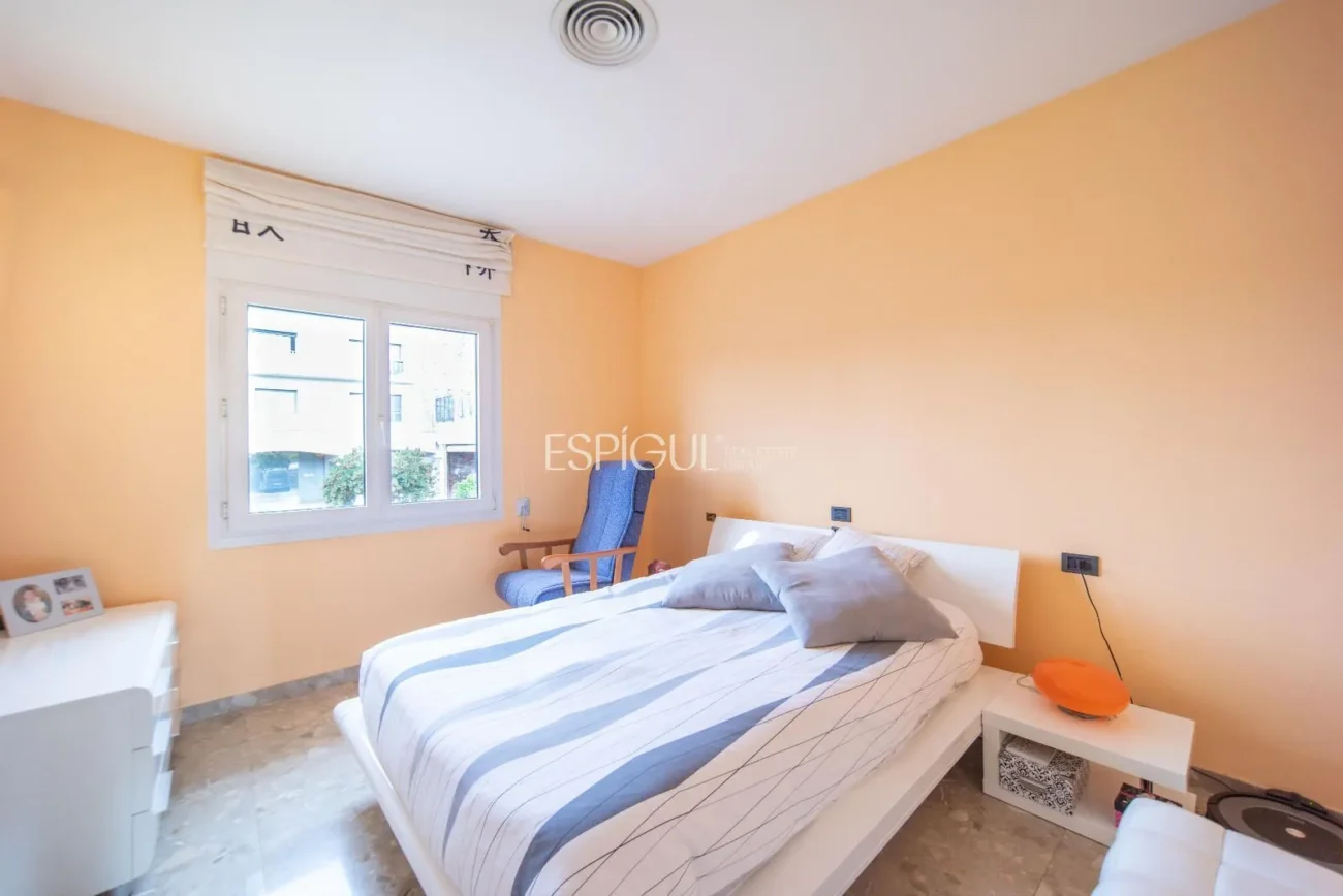 Дом с четырьмя спальнями, бассейном и большим участком в Монжуике