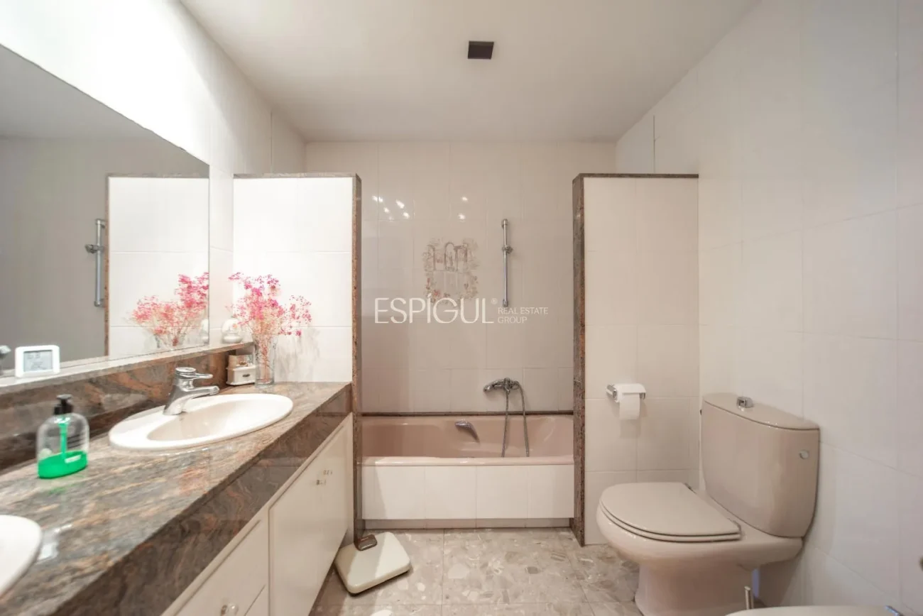 Дом с четырьмя спальнями, бассейном и большим участком в Монжуике