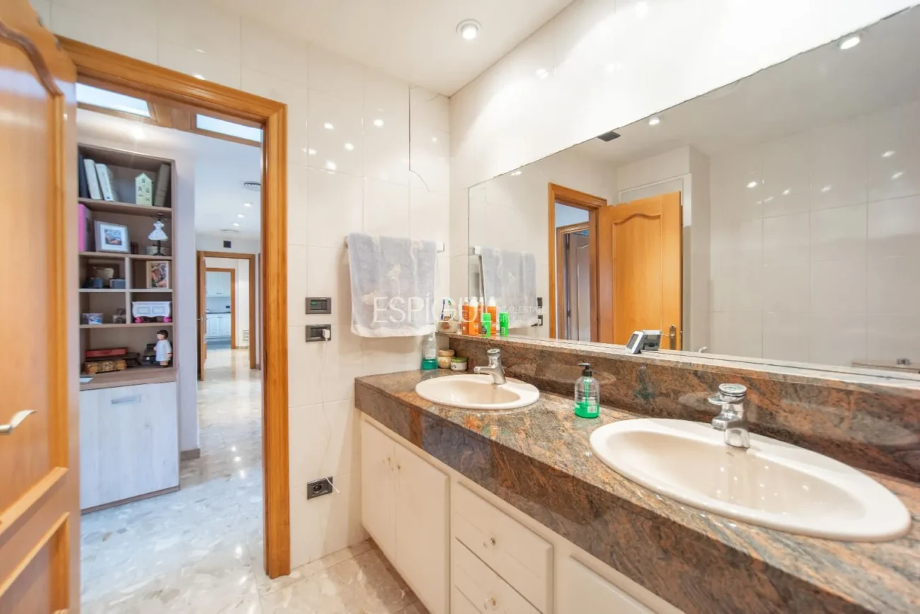 Дом с четырьмя спальнями, бассейном и большим участком в Монжуике