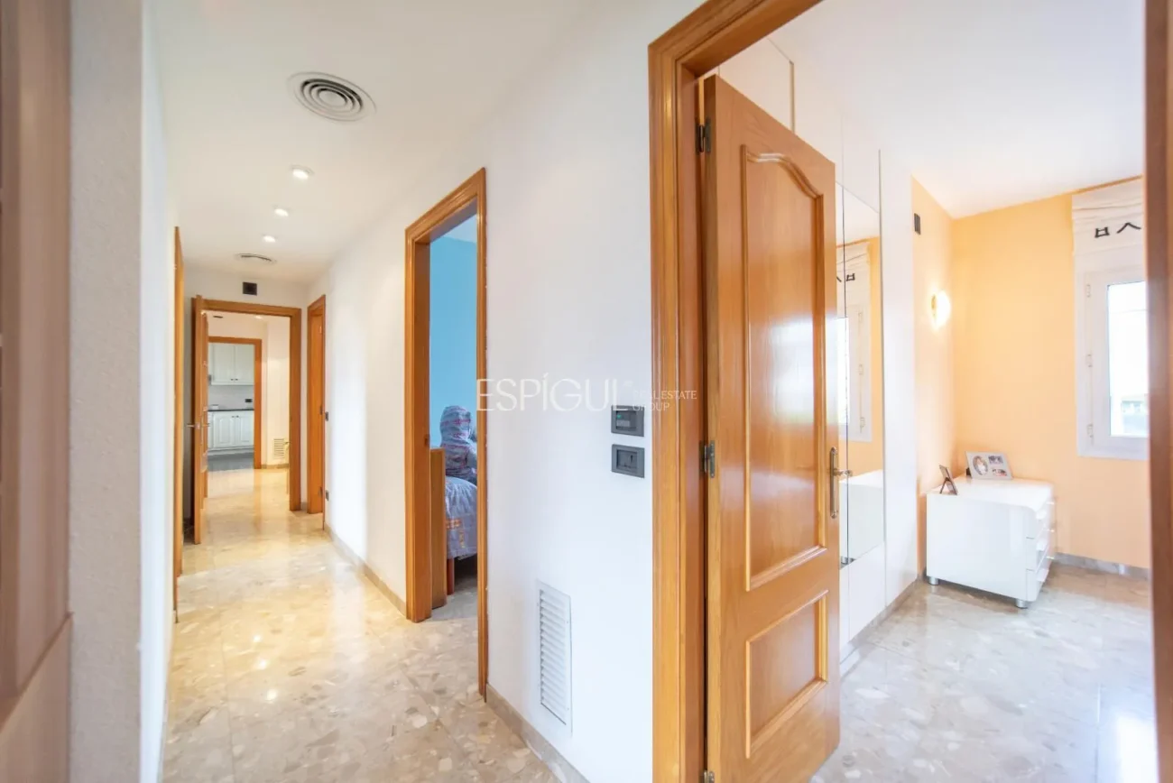 Дом с четырьмя спальнями, бассейном и большим участком в Монжуике