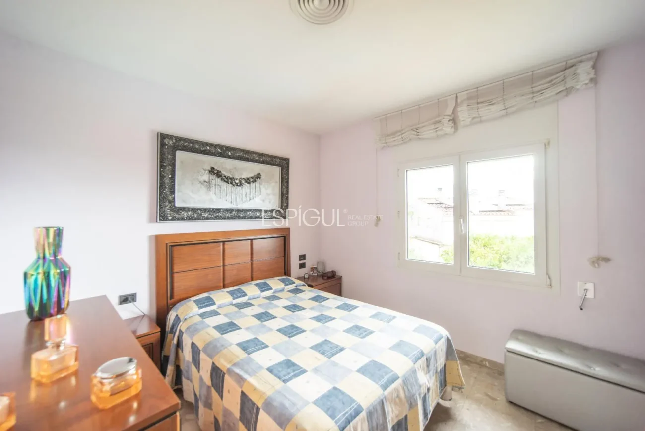 Дом с четырьмя спальнями, бассейном и большим участком в Монжуике