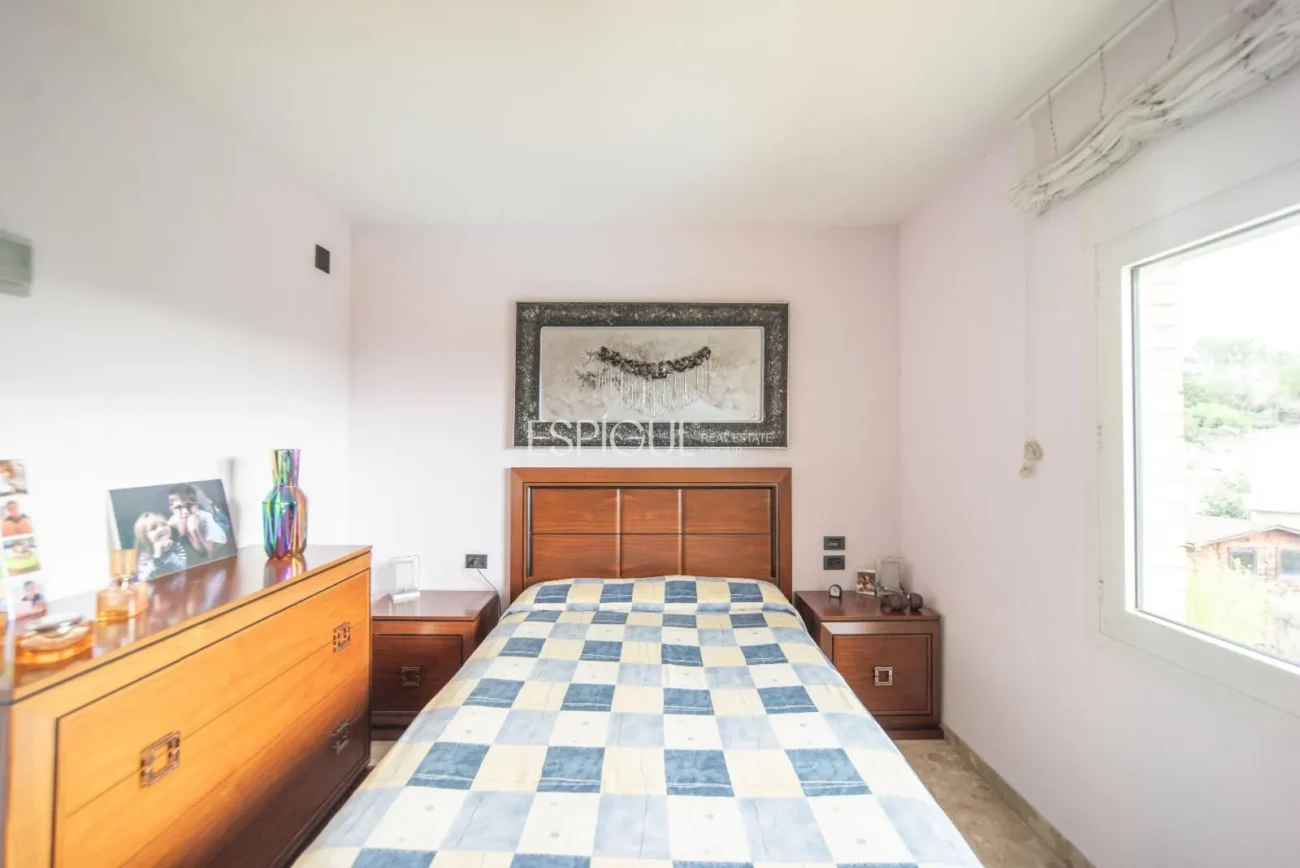 Дом с четырьмя спальнями, бассейном и большим участком в Монжуике