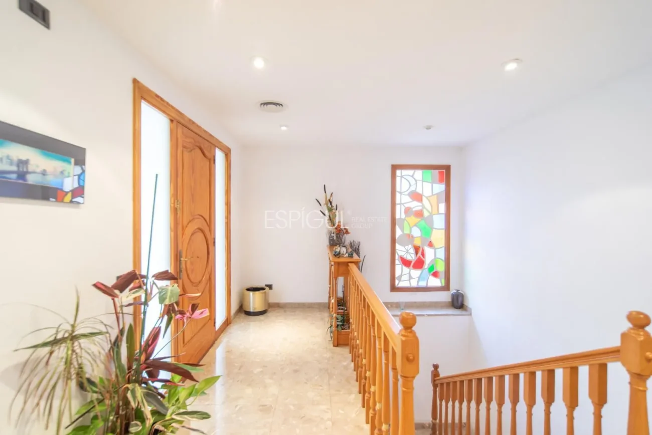 Дом с четырьмя спальнями, бассейном и большим участком в Монжуике