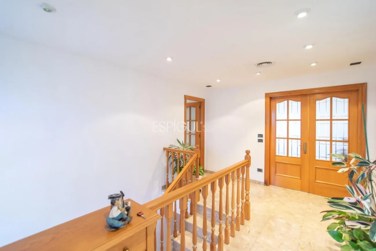 Дом с четырьмя спальнями, бассейном и большим участком в Монжуике