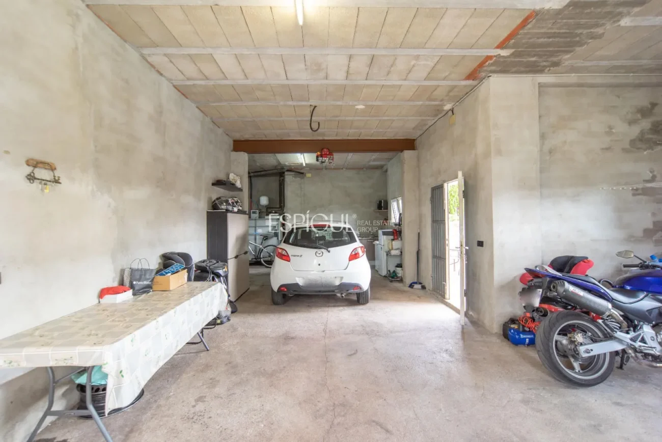 Дом с четырьмя спальнями, бассейном и большим участком в Монжуике