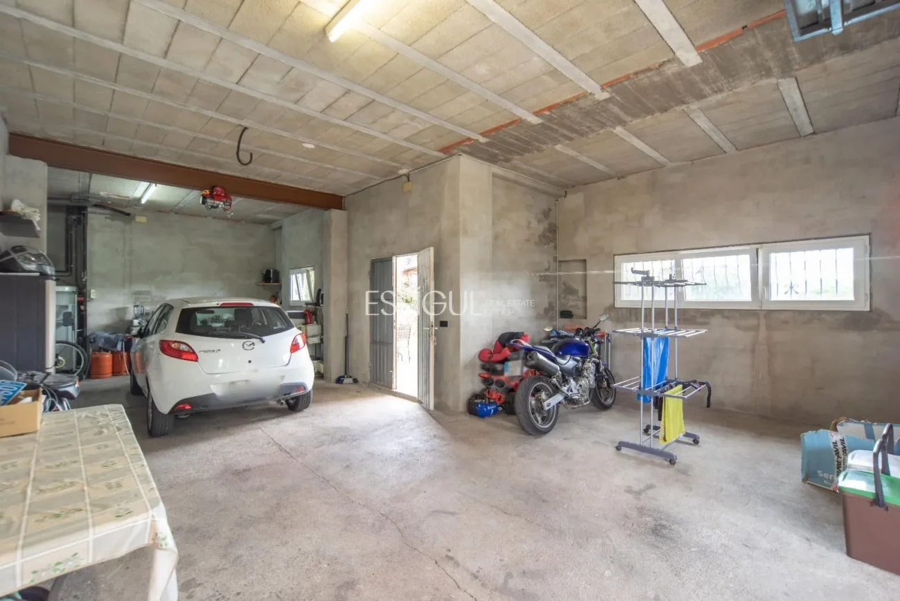 Дом с четырьмя спальнями, бассейном и большим участком в Монжуике