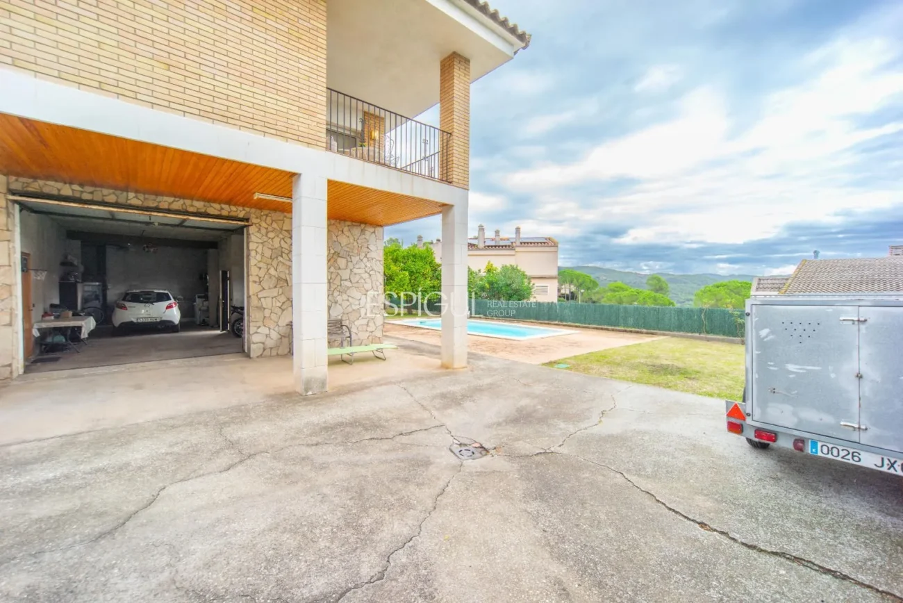 Дом с четырьмя спальнями, бассейном и большим участком в Монжуике