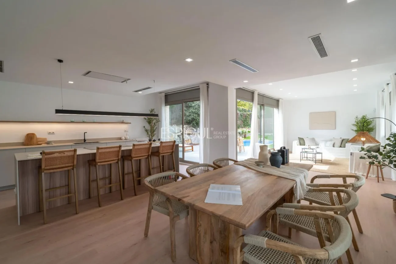 Casa de estilo moderno en Alella con jardín, piscina y vistas a la montaña