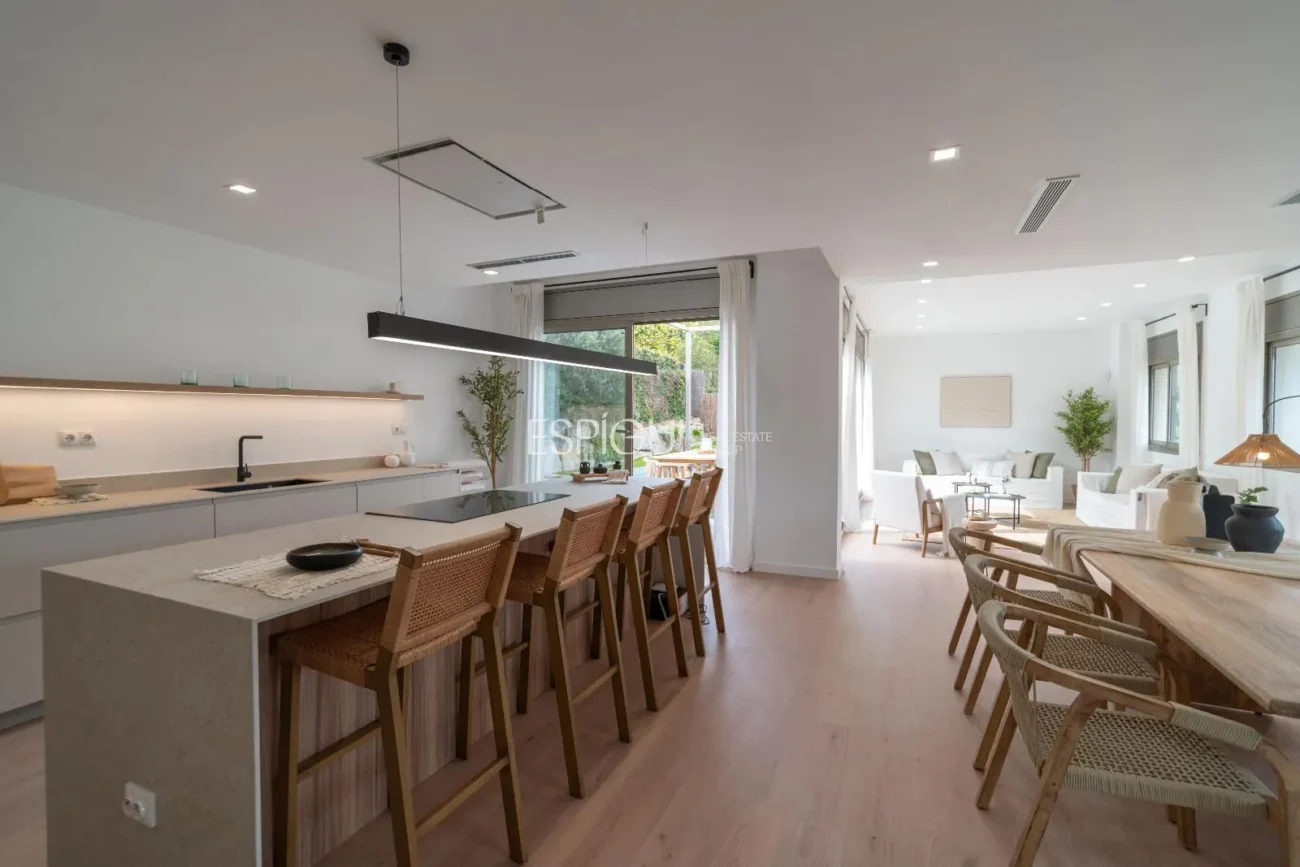 Casa de estilo moderno en Alella con jardín, piscina y vistas a la montaña