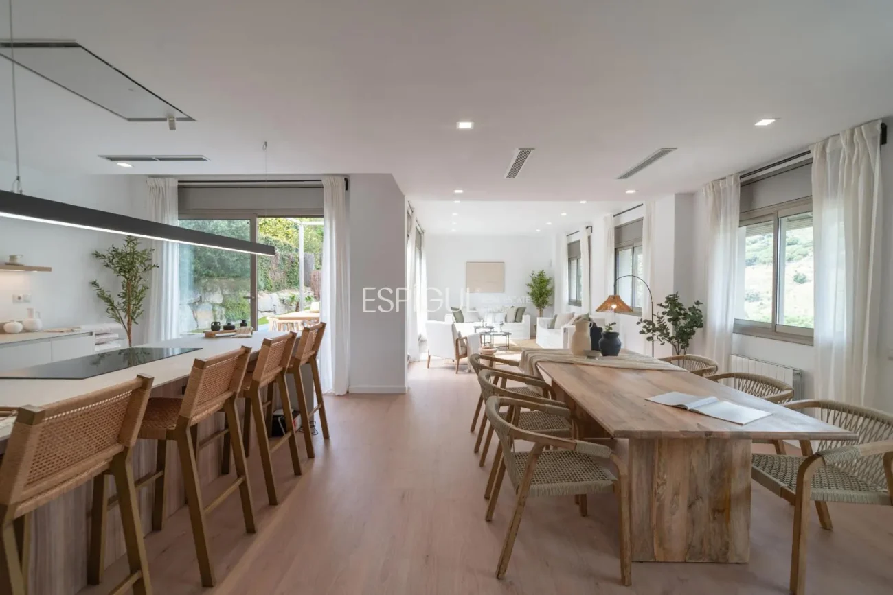 Casa de estilo moderno en Alella con jardín, piscina y vistas a la montaña