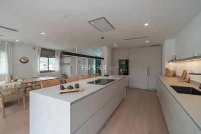 Дом в современном стиле в Алелье с садом, бассейном и видом на горы