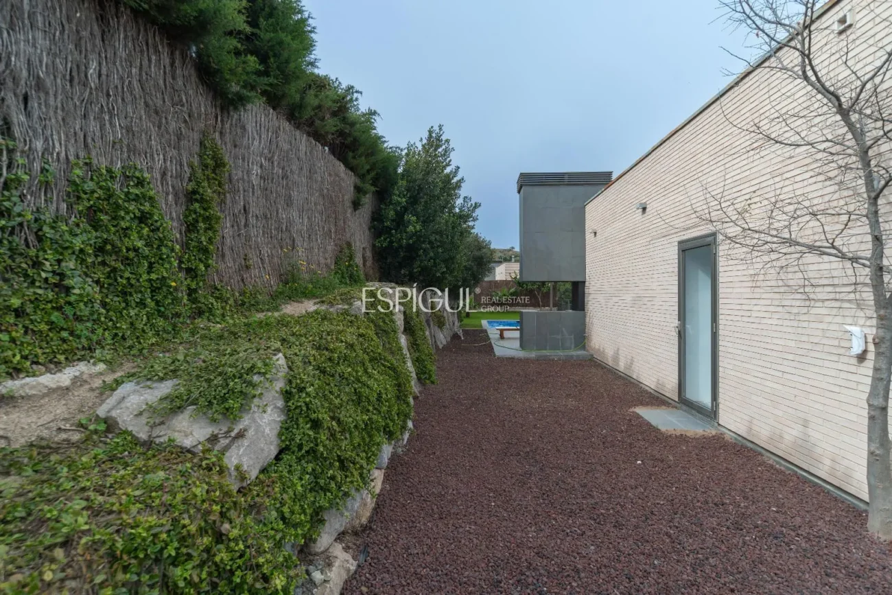 Дом в современном стиле в Алелье с садом, бассейном и видом на горы