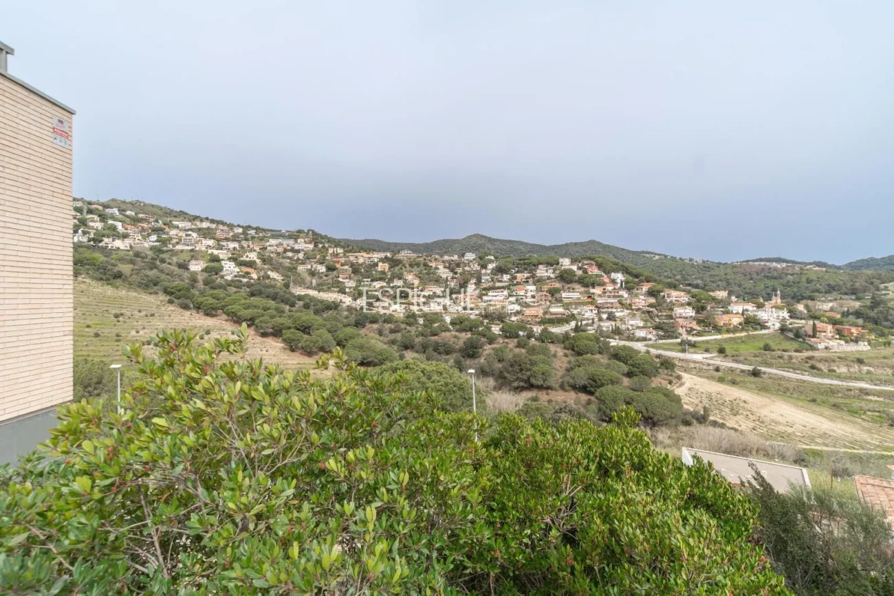 Дом в современном стиле в Алелье с садом, бассейном и видом на горы