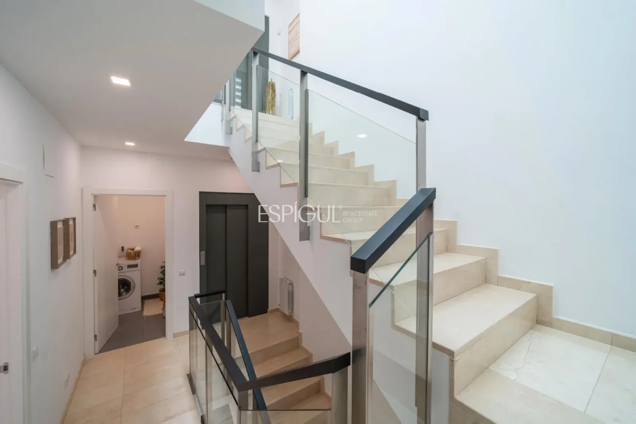 Дом в современном стиле в Алелье с садом, бассейном и видом на горы