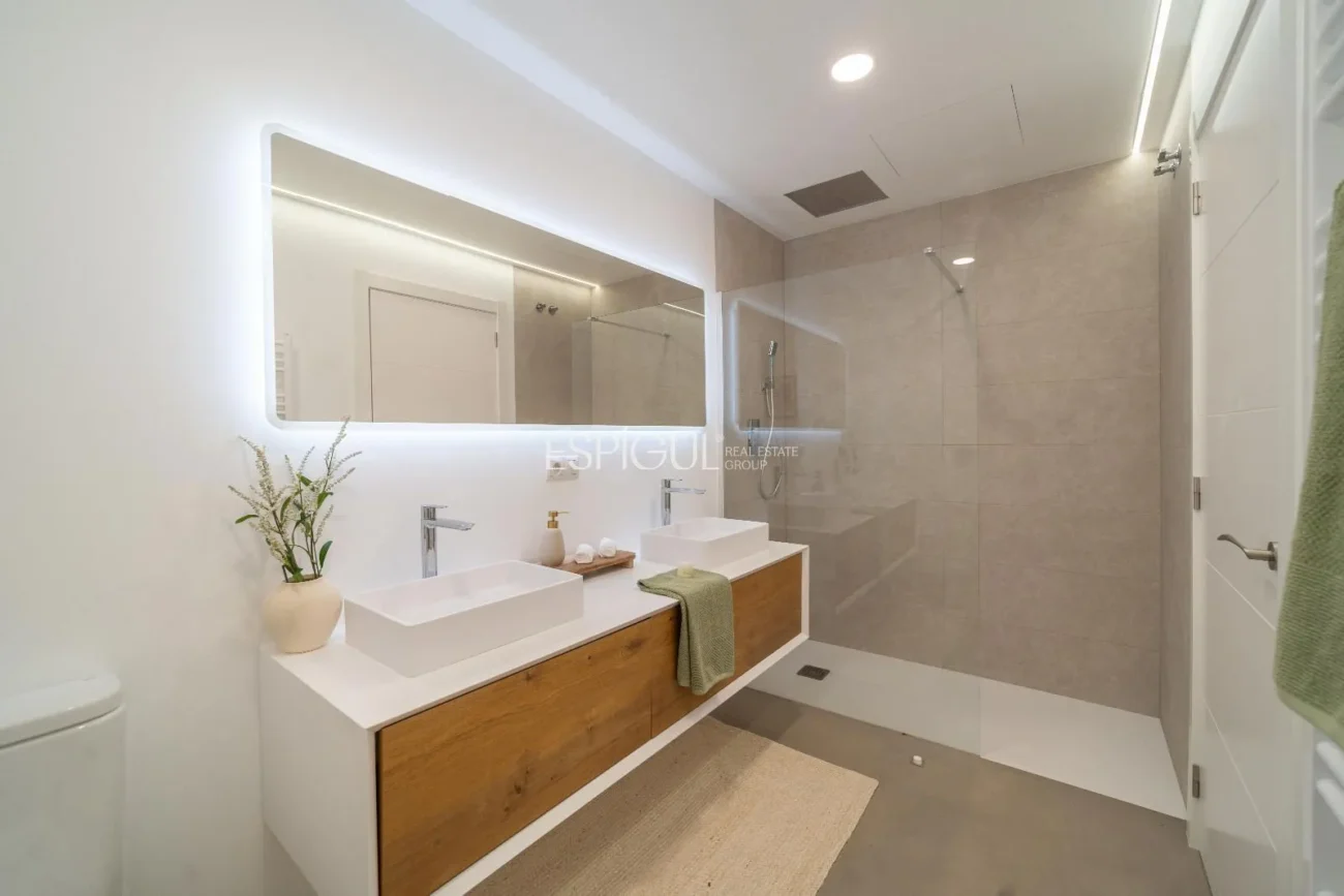 Дом в современном стиле в Алелье с садом, бассейном и видом на горы