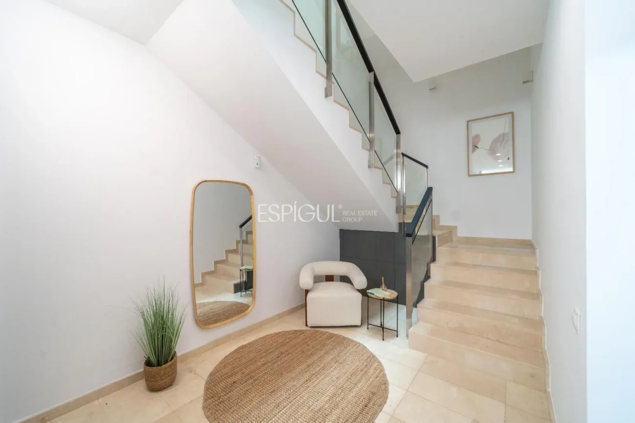 Дом в современном стиле в Алелье с садом, бассейном и видом на горы