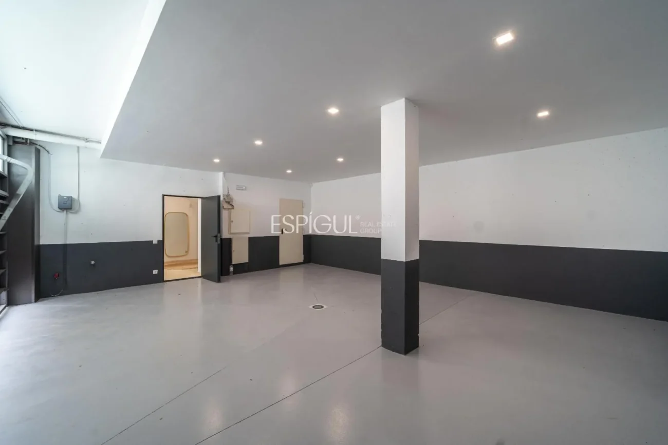 Дом в современном стиле в Алелье с садом, бассейном и видом на горы