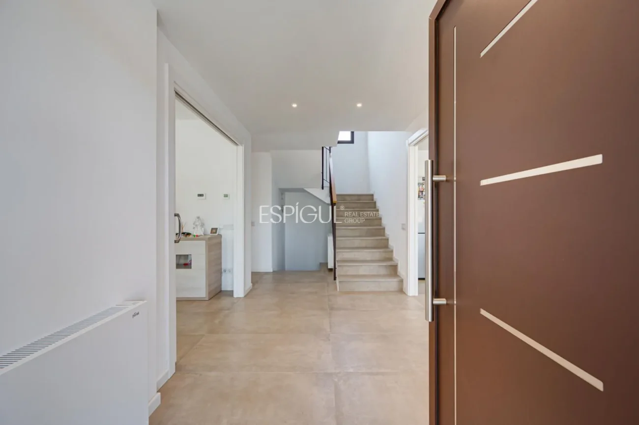 Casa de reciente construcción, con 5 habitaciones y amplio jardín en Sant Pol de Mar