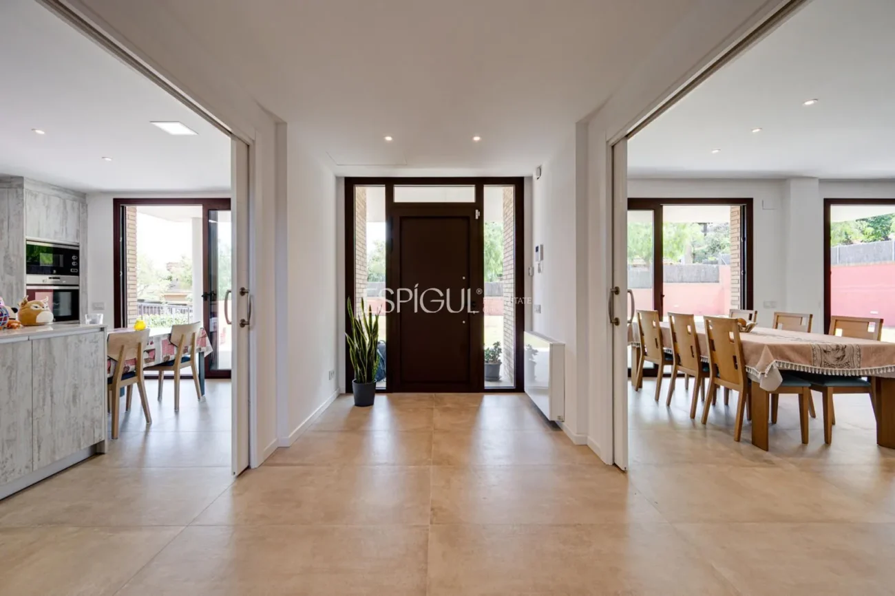 Casa de reciente construcción, con 5 habitaciones y amplio jardín en Sant Pol de Mar