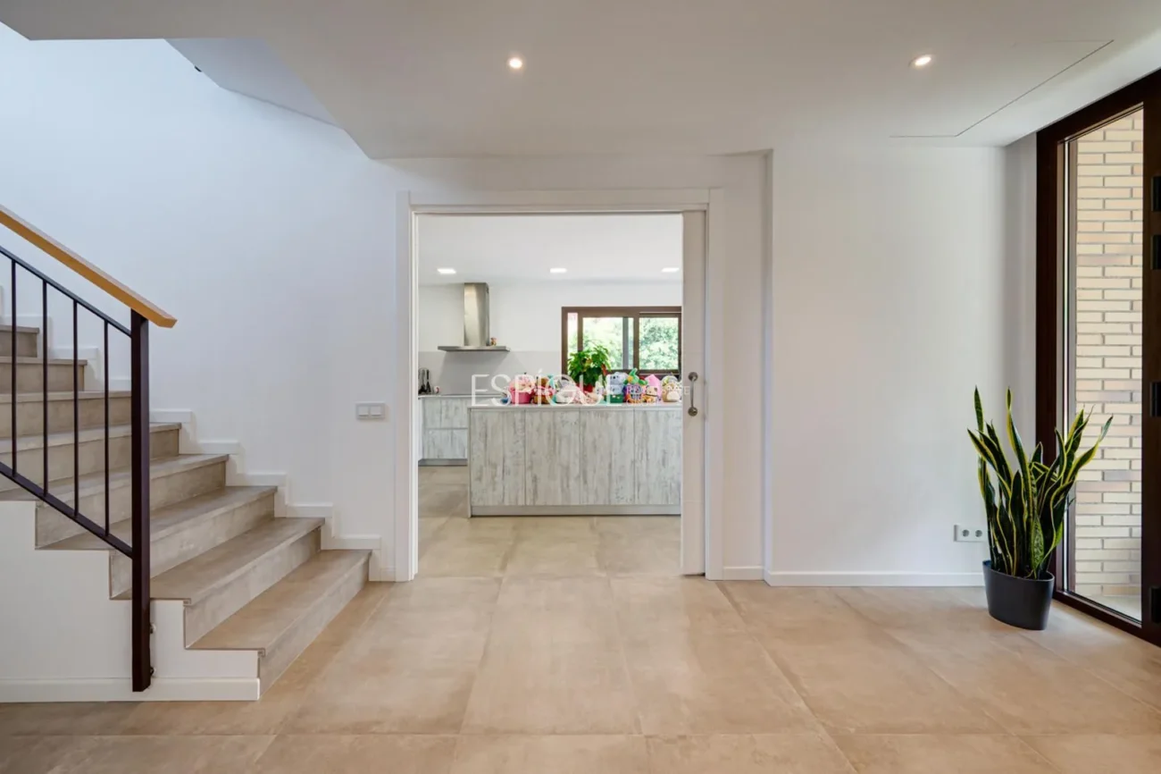 Casa de reciente construcción, con 5 habitaciones y amplio jardín en Sant Pol de Mar