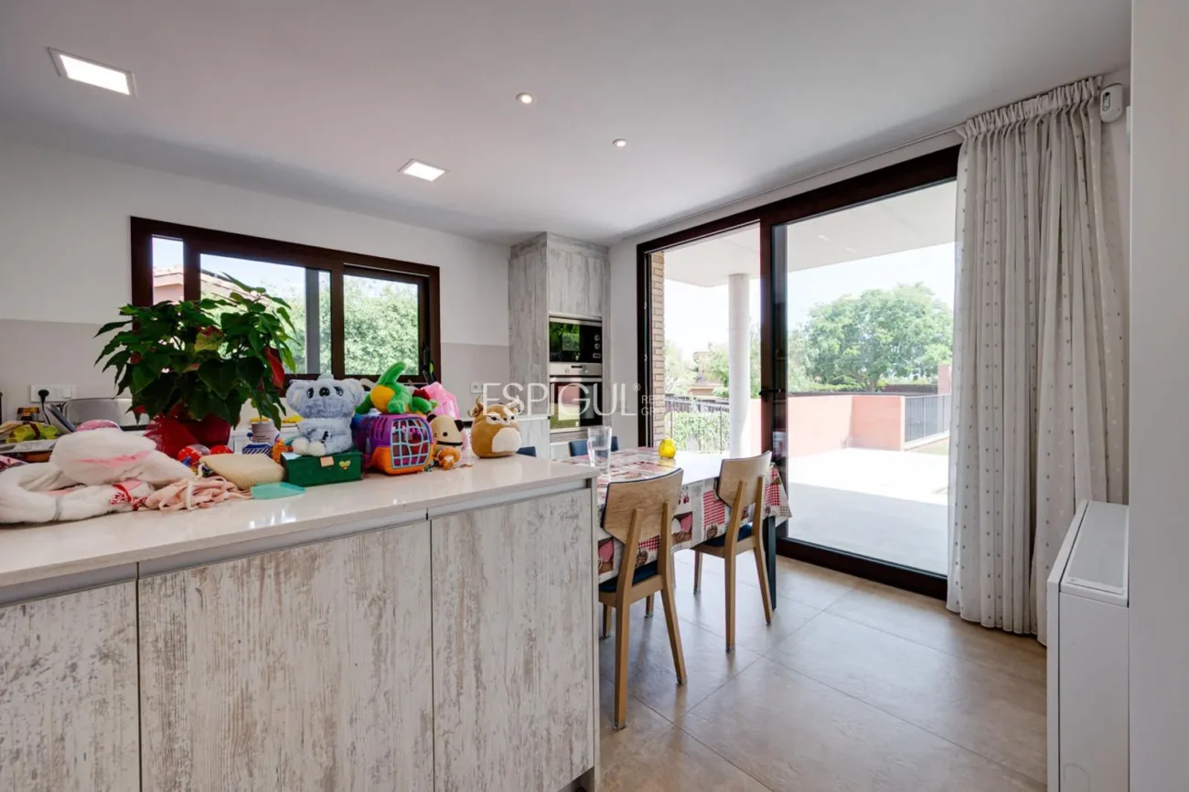 Casa de reciente construcción, con 5 habitaciones y amplio jardín en Sant Pol de Mar