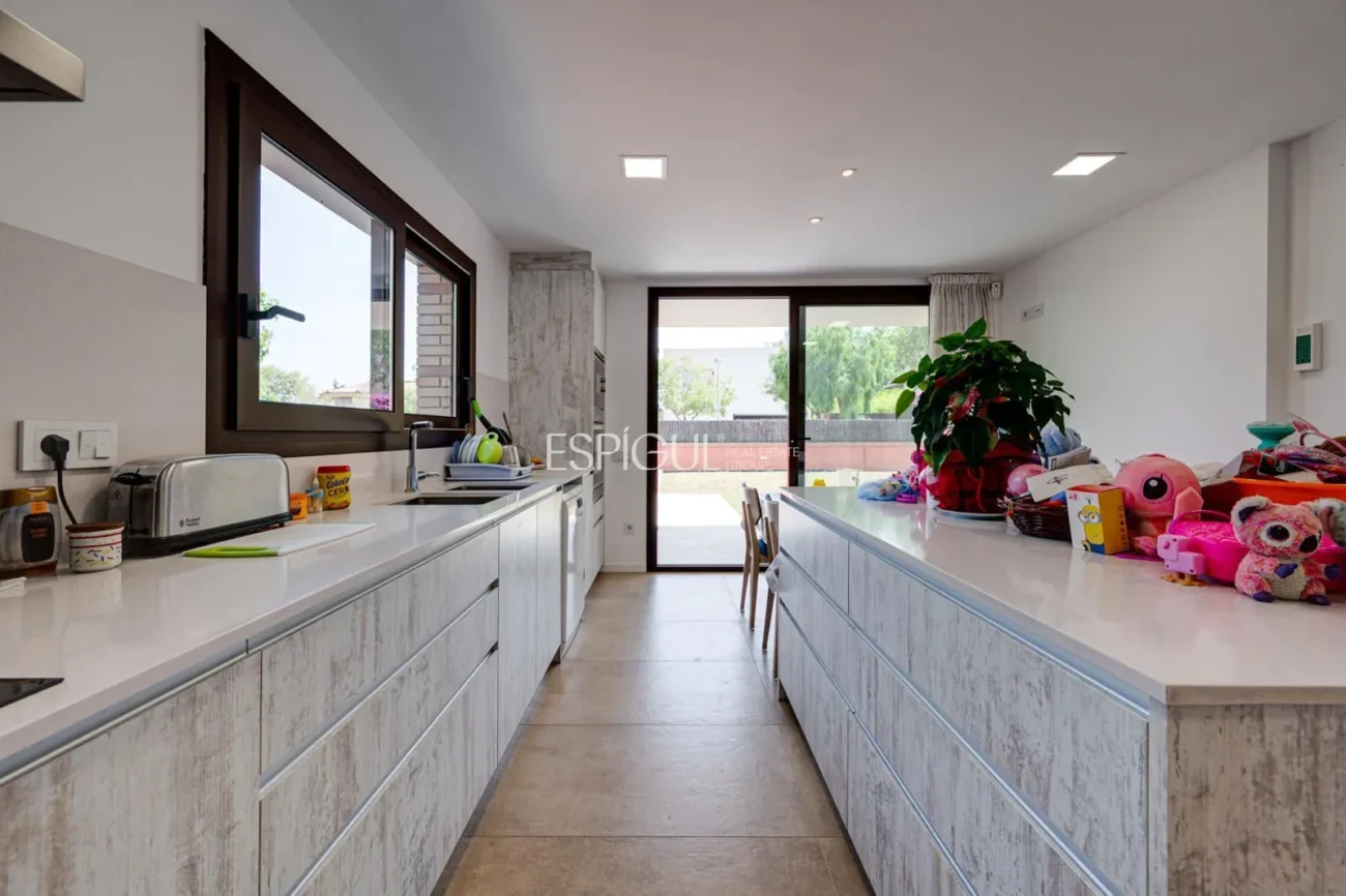 Casa de reciente construcción, con 5 habitaciones y amplio jardín en Sant Pol de Mar