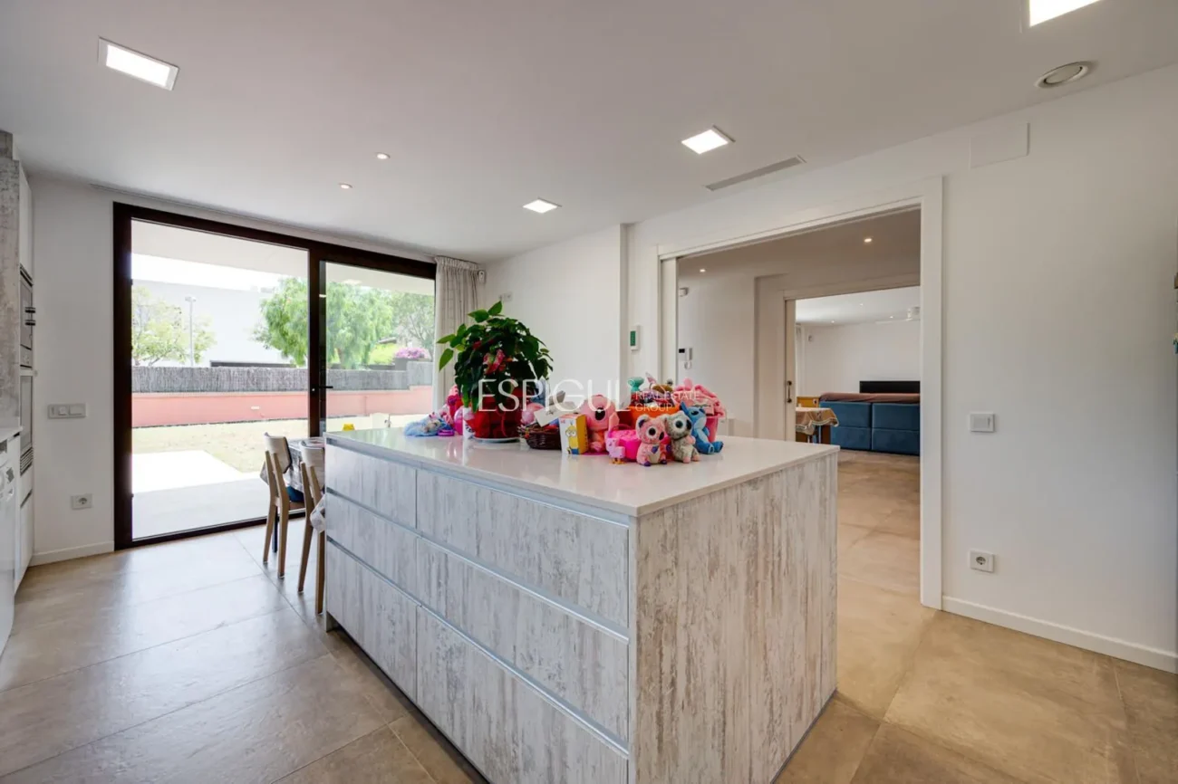 Casa de reciente construcción, con 5 habitaciones y amplio jardín en Sant Pol de Mar