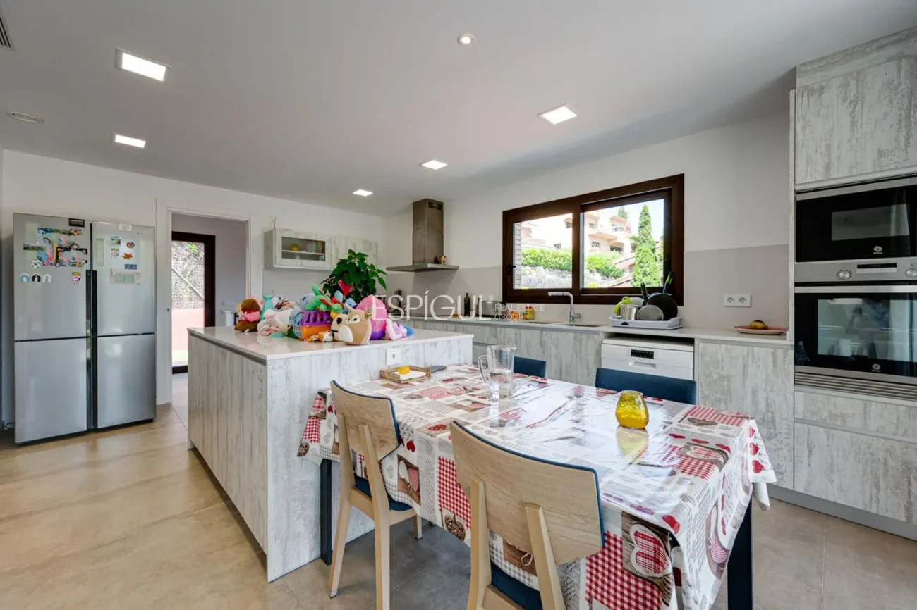 Casa de reciente construcción, con 5 habitaciones y amplio jardín en Sant Pol de Mar