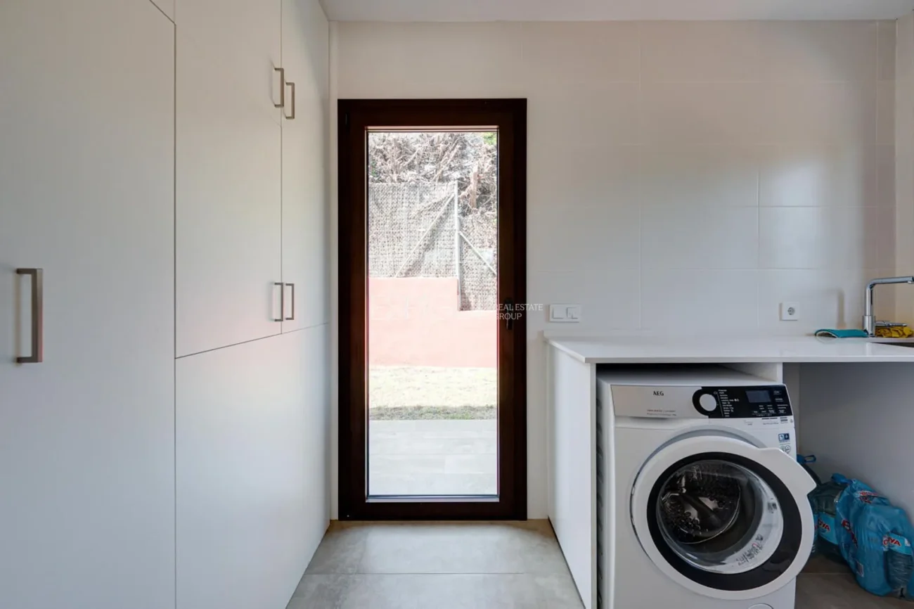 Casa de reciente construcción, con 5 habitaciones y amplio jardín en Sant Pol de Mar