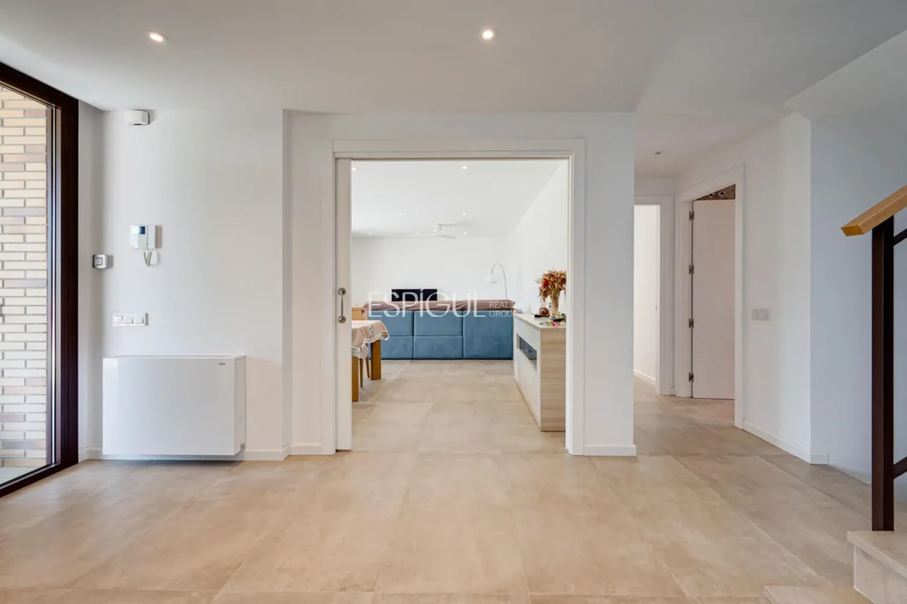 Casa de reciente construcción, con 5 habitaciones y amplio jardín en Sant Pol de Mar