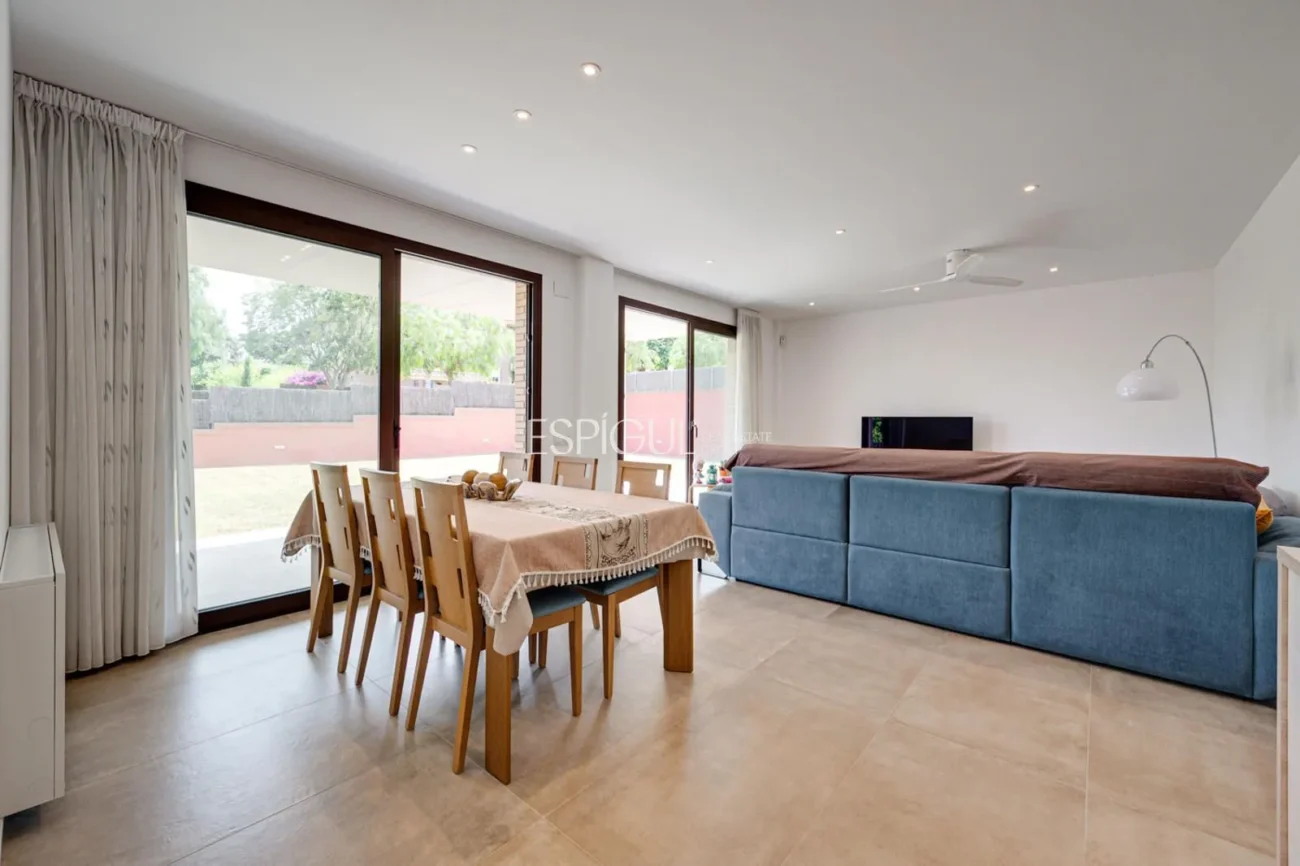 Casa de reciente construcción, con 5 habitaciones y amplio jardín en Sant Pol de Mar