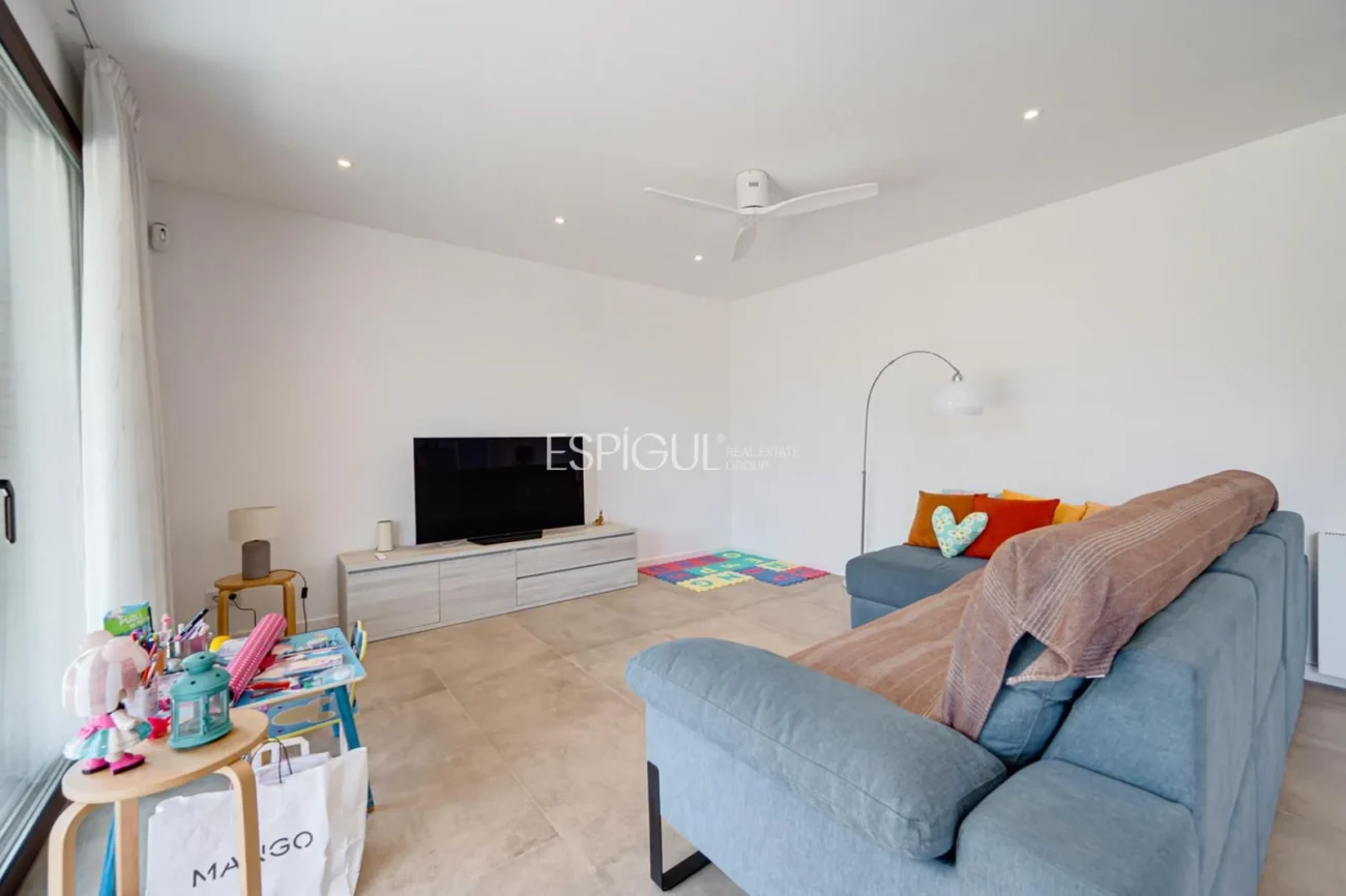 Casa de reciente construcción, con 5 habitaciones y amplio jardín en Sant Pol de Mar