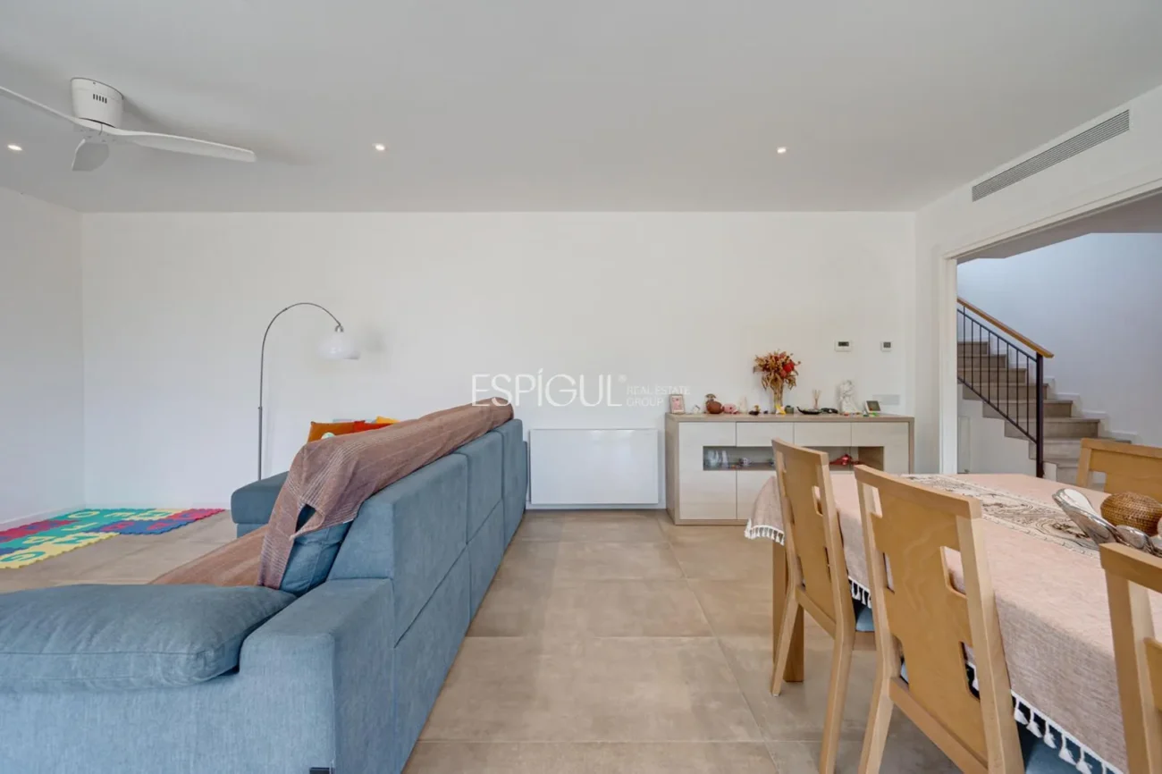 Casa de reciente construcción, con 5 habitaciones y amplio jardín en Sant Pol de Mar