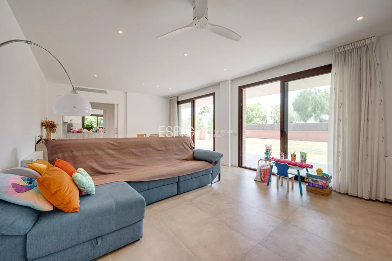 Casa de reciente construcción, con 5 habitaciones y amplio jardín en Sant Pol de Mar