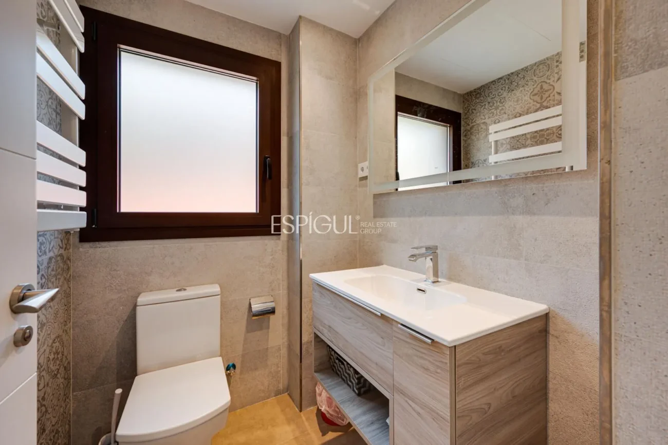 Casa de reciente construcción, con 5 habitaciones y amplio jardín en Sant Pol de Mar