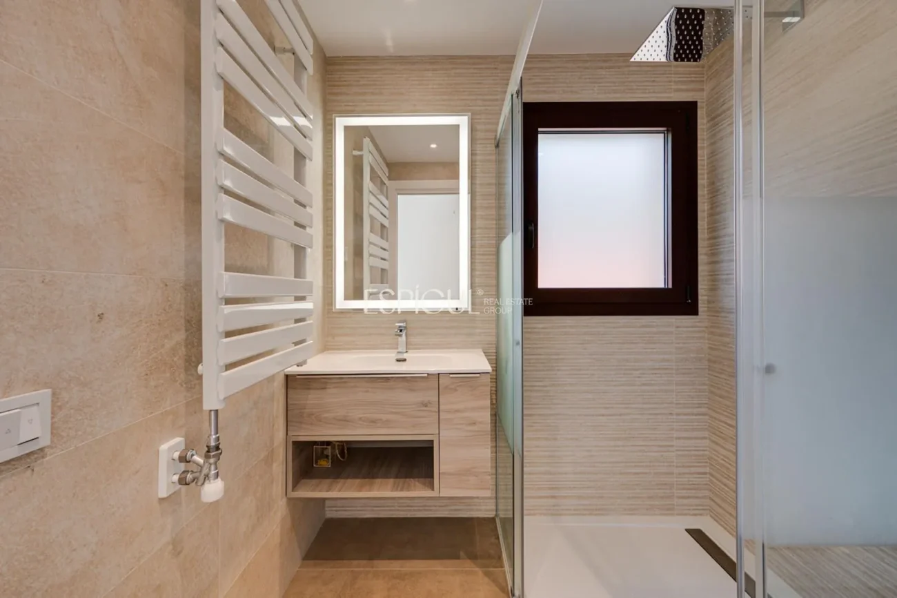 Casa de reciente construcción, con 5 habitaciones y amplio jardín en Sant Pol de Mar