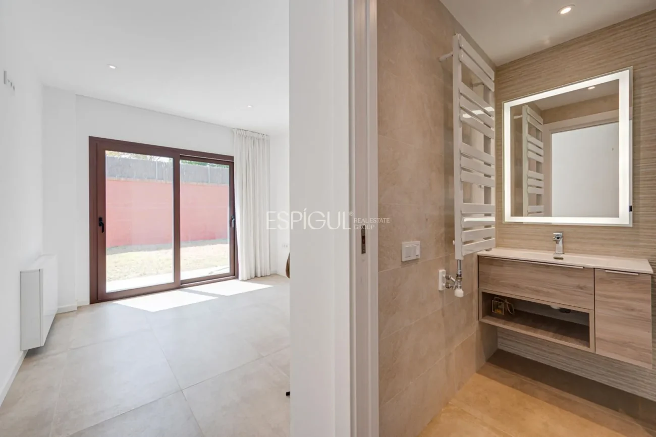 Casa de reciente construcción, con 5 habitaciones y amplio jardín en Sant Pol de Mar