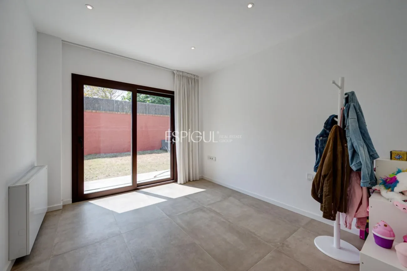 Casa de reciente construcción, con 5 habitaciones y amplio jardín en Sant Pol de Mar