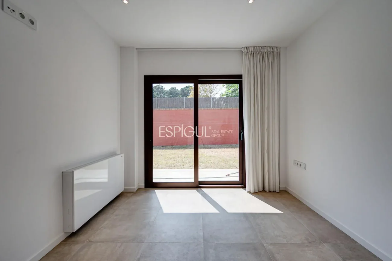 Casa de reciente construcción, con 5 habitaciones y amplio jardín en Sant Pol de Mar