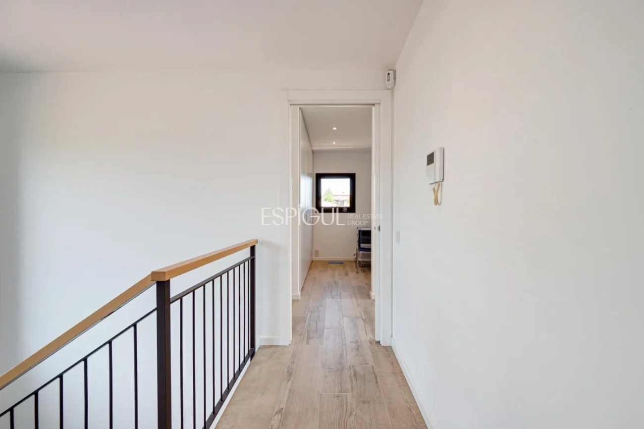 Casa de reciente construcción, con 5 habitaciones y amplio jardín en Sant Pol de Mar