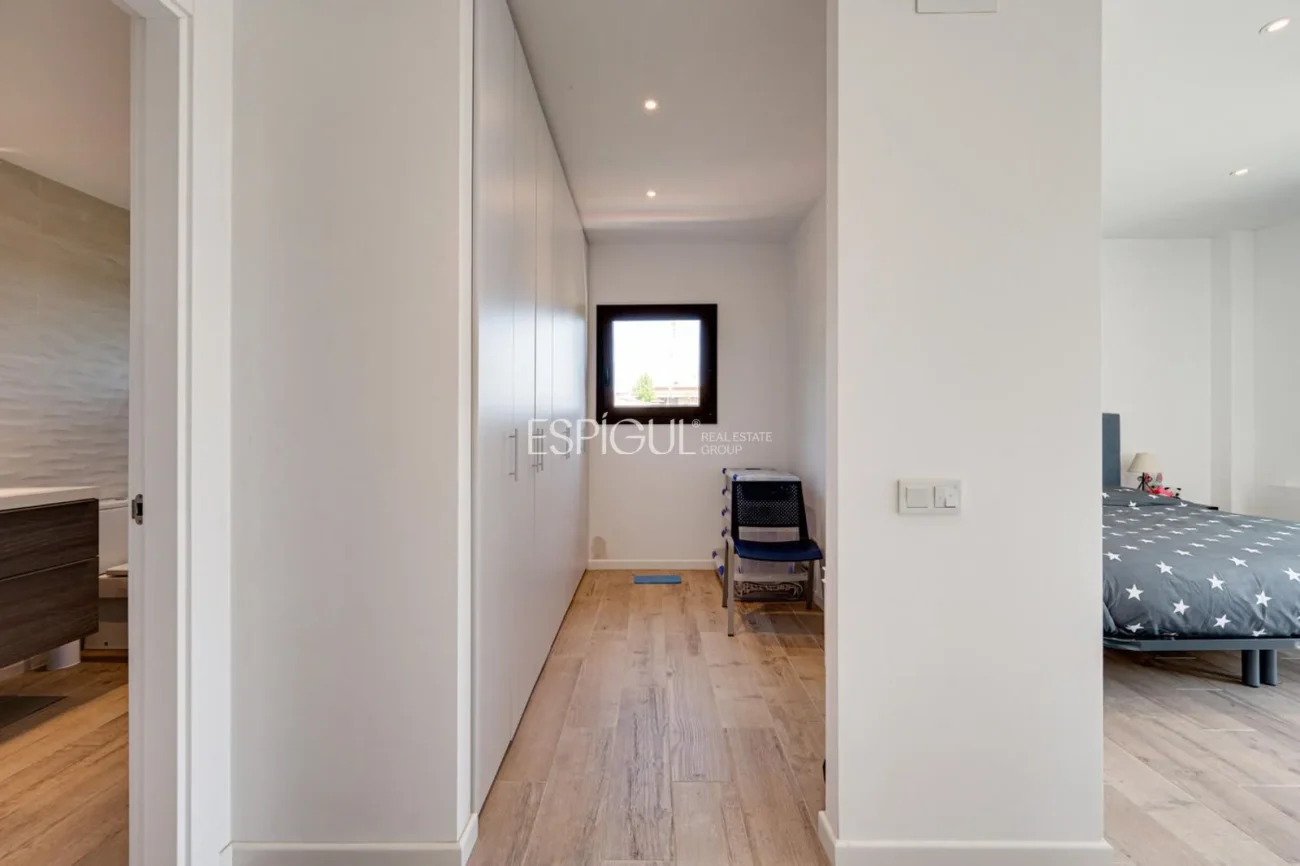 Casa de reciente construcción, con 5 habitaciones y amplio jardín en Sant Pol de Mar