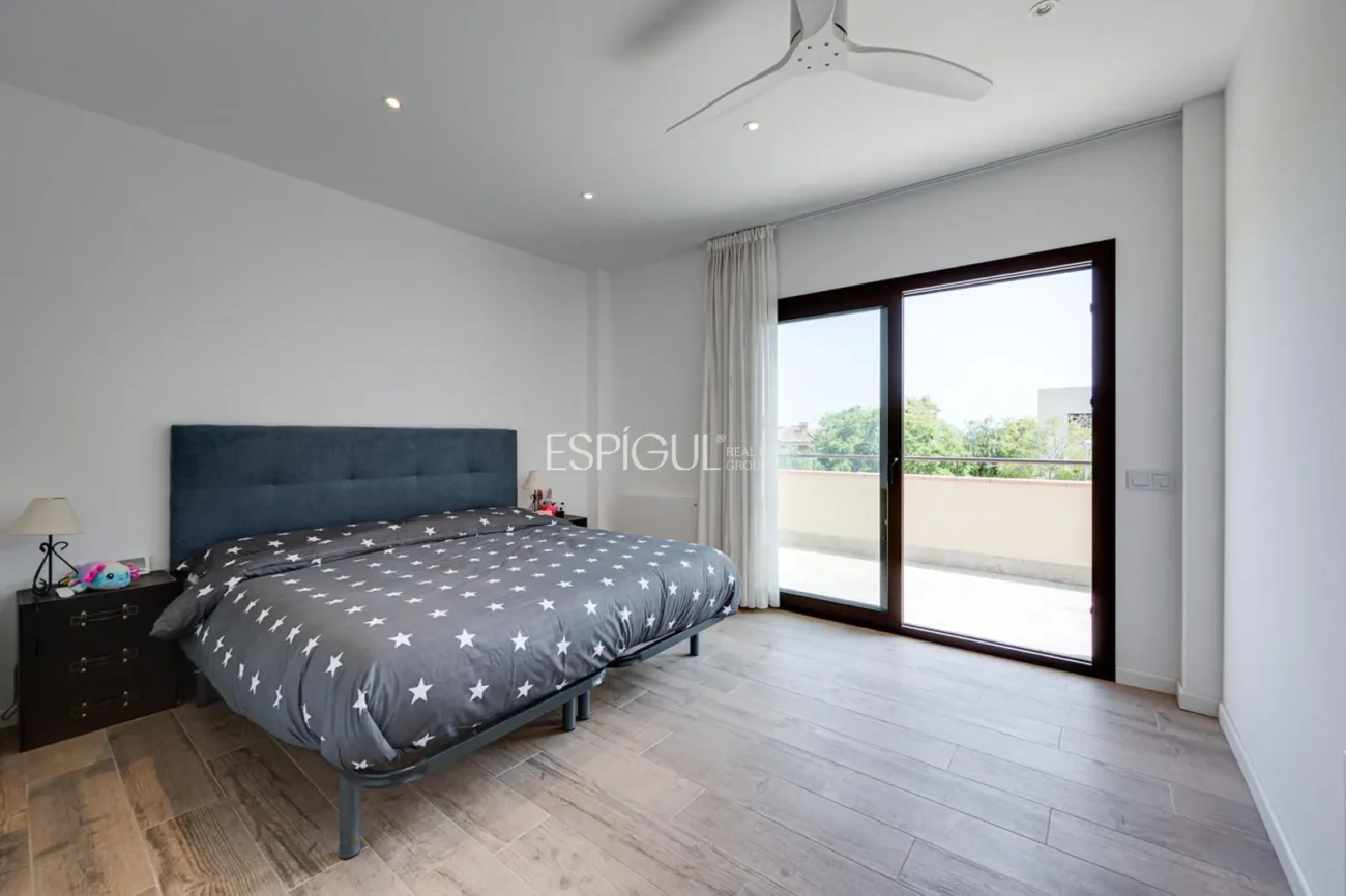 Casa de reciente construcción, con 5 habitaciones y amplio jardín en Sant Pol de Mar