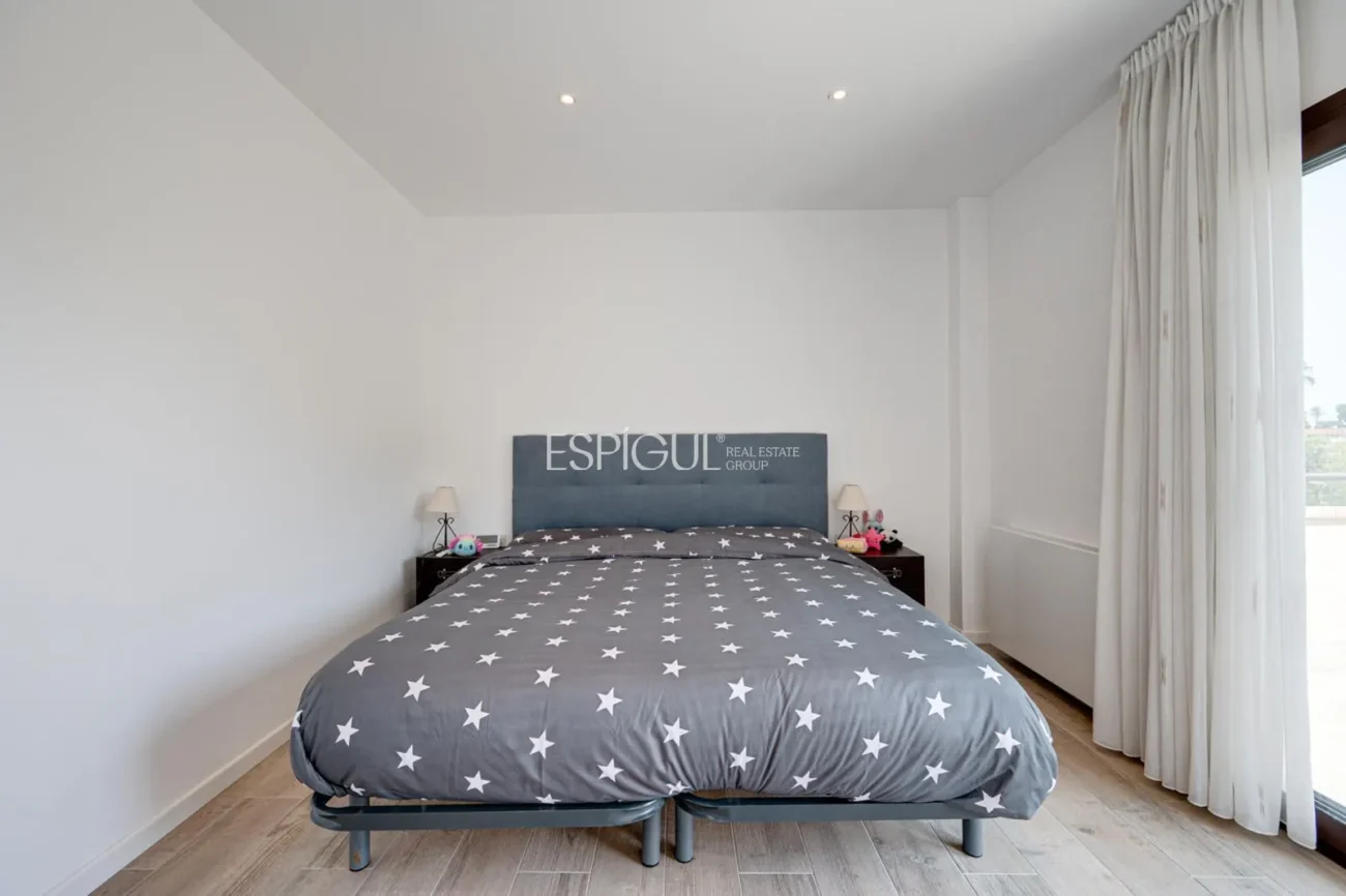 Casa de reciente construcción, con 5 habitaciones y amplio jardín en Sant Pol de Mar