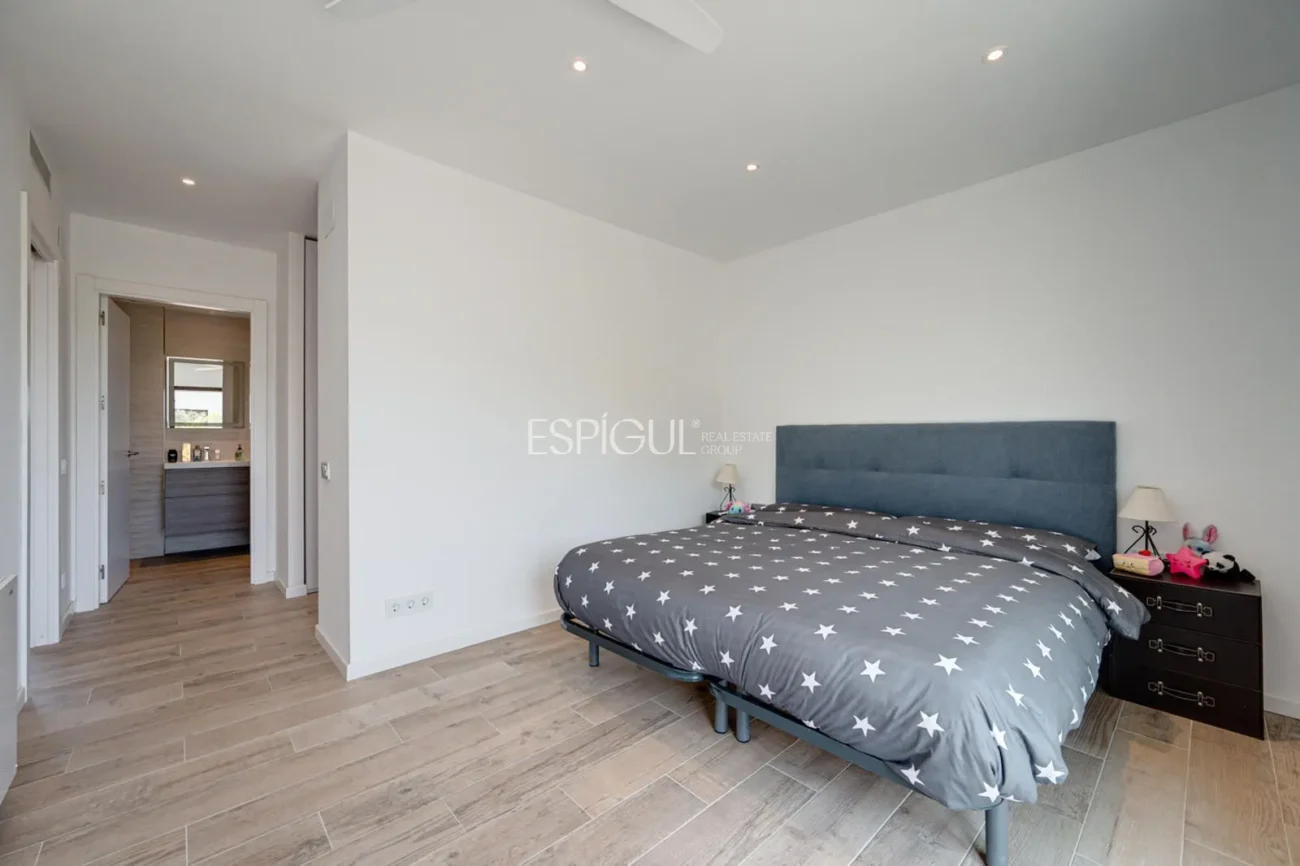 Casa de reciente construcción, con 5 habitaciones y amplio jardín en Sant Pol de Mar