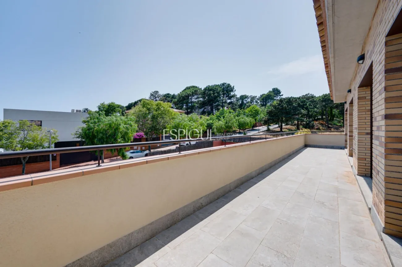 Casa de reciente construcción, con 5 habitaciones y amplio jardín en Sant Pol de Mar