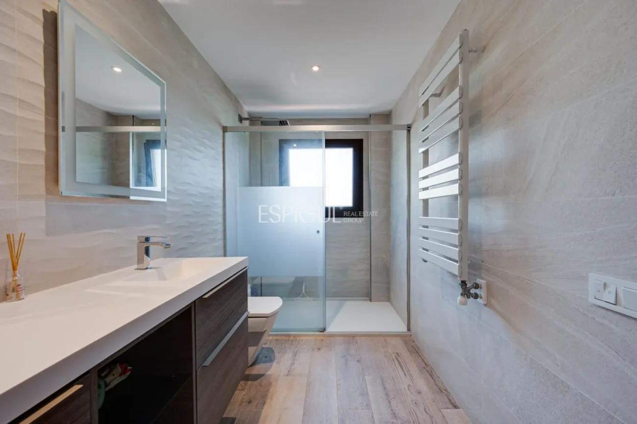 Casa de reciente construcción, con 5 habitaciones y amplio jardín en Sant Pol de Mar