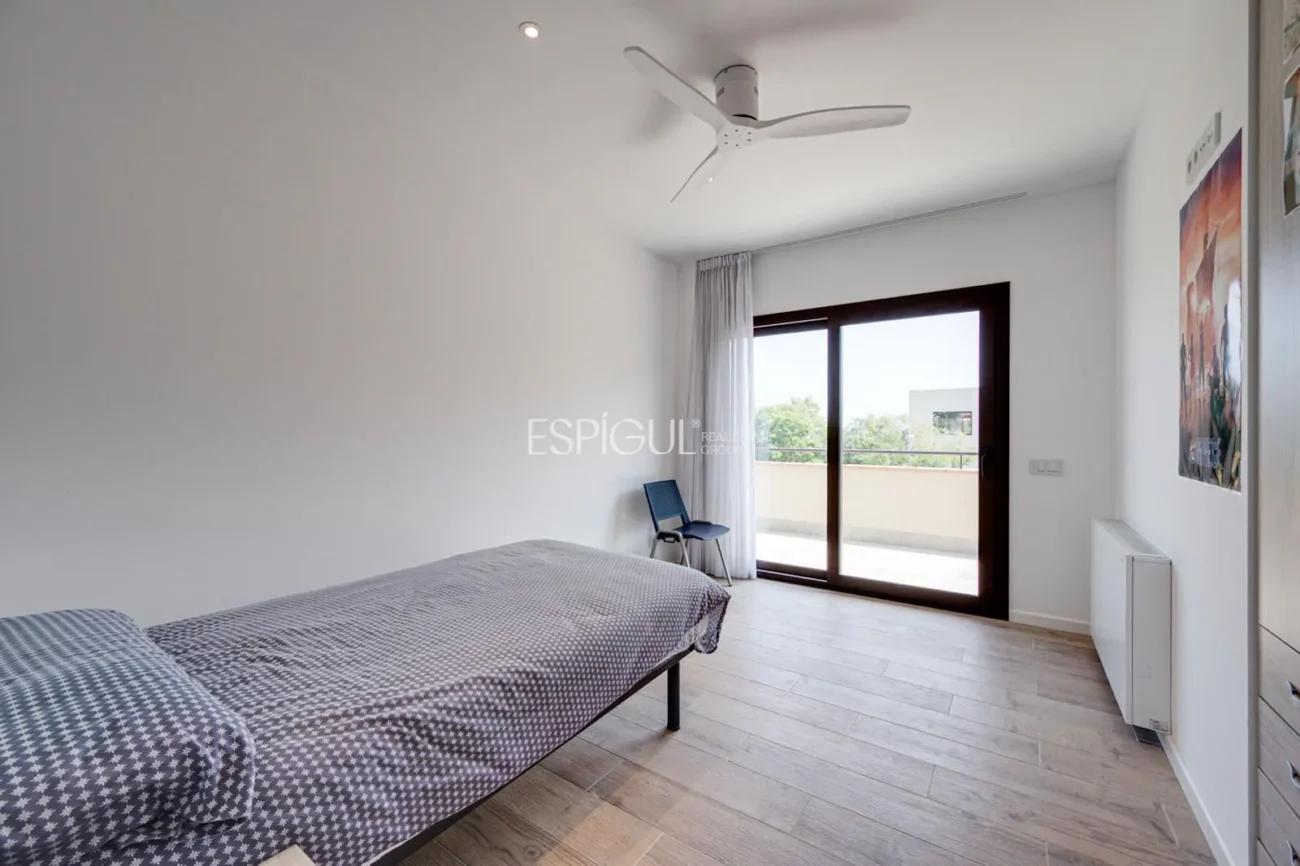 Casa de reciente construcción, con 5 habitaciones y amplio jardín en Sant Pol de Mar