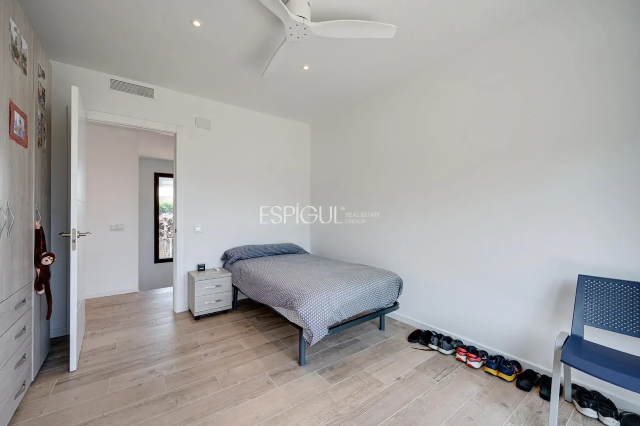 Casa de reciente construcción, con 5 habitaciones y amplio jardín en Sant Pol de Mar