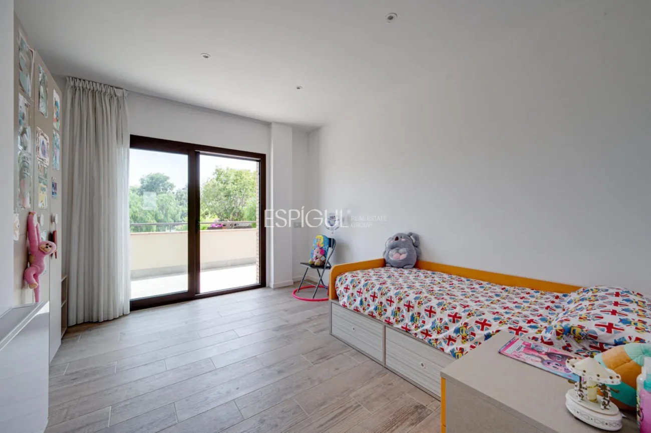 Casa de reciente construcción, con 5 habitaciones y amplio jardín en Sant Pol de Mar