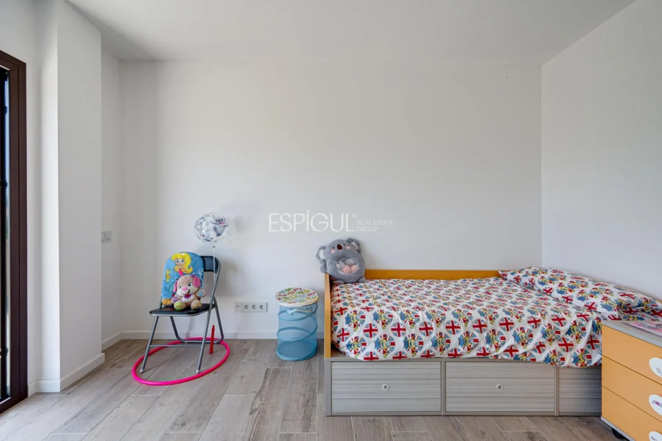 Casa de reciente construcción, con 5 habitaciones y amplio jardín en Sant Pol de Mar